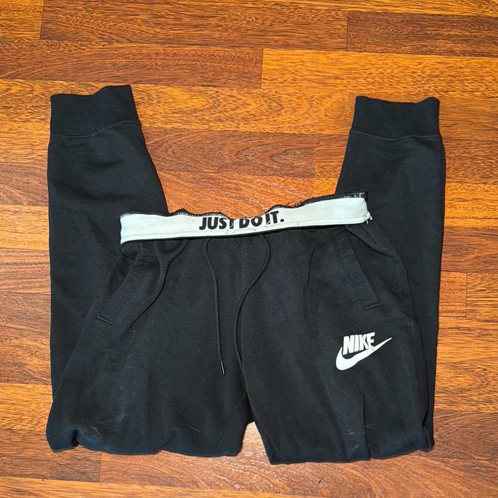Nike Black Tapered Sweatpants with Elastic Waistband